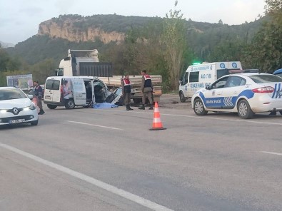 Antalya'da Trafik Kazası Açıklaması 1 Ölü, 2 Yaralı