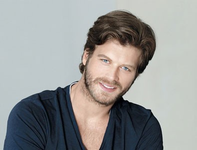 Kıvanç Tatlıtuğ'un 10 Kasım paylaşımı takipçilerini ikiye böldü