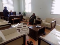 EVDE TEK BAŞINA - Vali Yardımcısının Makamına Ayakkabılarını Çıkararak Girdi