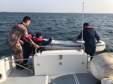 Zeytinburnu Açıklarında Sürüklenen Bottakileri Sahil Güvenlik Kurtardı