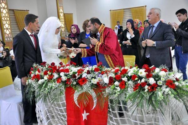 Türkiye'de ilk kez... Müftü resmi nikah kıydı
