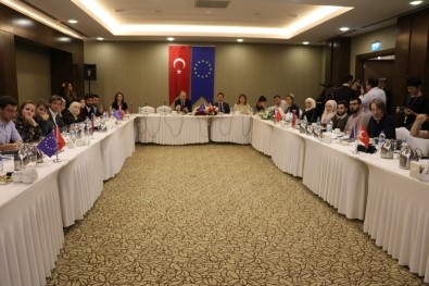 AB Türkiye Delegasyonu Başkanı Mültecilerin Eğitimini Masaya Yatırdı