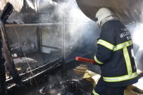 ULUBATLı HASAN - Adliye Şantiyesindeki Konteynerler Yandı