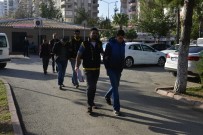 Elektriği Kesip Bir Gecede 12 Akü Çaldılar, Polisten Kaçamadılar