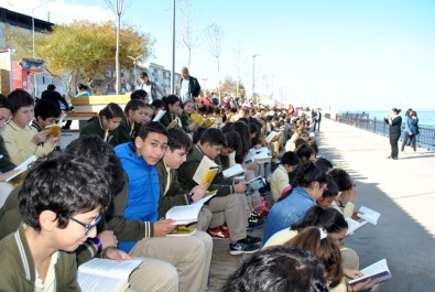 Hem Kitap Okudular Hem Deniz Havası Aldılar