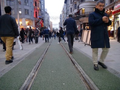 Taksim İstiklal Caddesi'ndeki Tramvay Yoluna Yeşil Çuha Döşendi