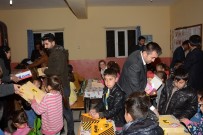 YARDIM MALZEMESİ - Vanlı İş Kadınından Öğrencilerin Yüzünü Güldüren Proje