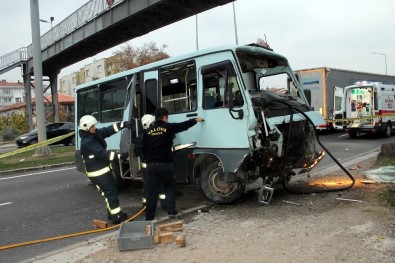 Yolcu Minibüsü Kaza Yaptı Açıklaması 1 Ölü, 2 Yaralı