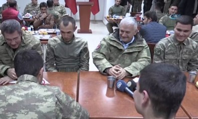 Başbakan Yıldırım Dağlıca'da askerlerle bir araya geldi