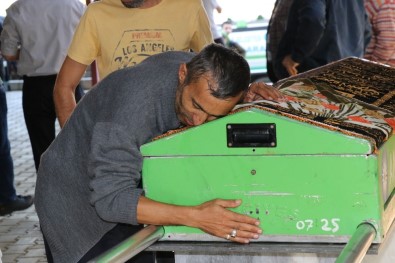Tek Teker Arif'le Trafik Kazasında Ölen Ülkü Özcan Defnedildi