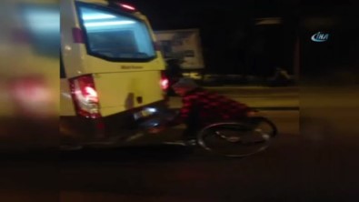 Tekerlekli Sandalyeyle Minibüse Asıldı