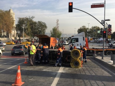 Bomonti-Dolmabahçe Tüneli Çıkışında Temizlik Aracı Devrildi