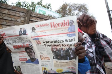 Mugabe'ye İstifa Çağrısı