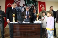 KALP HASTASI - Varto Kaymakamından 140 Kız Öğrenciye Tablet