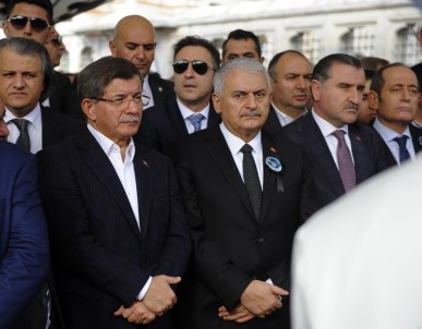 Ahmet Davutoğlu, Naim Süleymanoğlu'nun Cenaze Törenine Katıldı