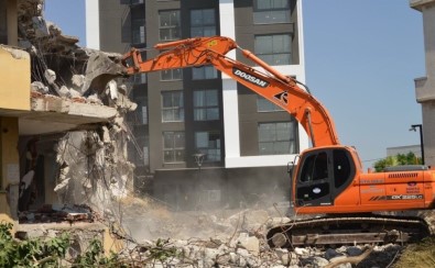 Akdeniz'de Metruk Binalar Yıkılıyor