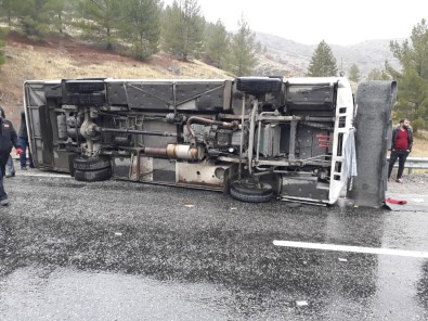 Elazığ-Diyarbakır Yolunda Midibüs Devrildi Açıklaması 3 Ölü, Çok Sayıda Yaralı