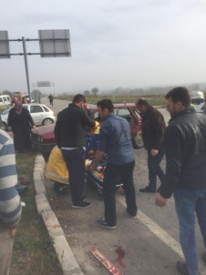 Sakarya'da İki Otomobil Çarpıştı Açıklaması 3 Yaralı