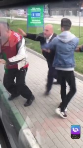 Şoför, yolcuyu otobüsten iterek aşağı attı