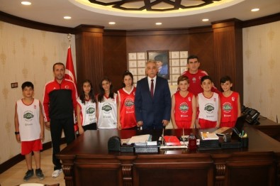 12 Dev Adam Basketbol Okulundan Vali Toprak'a Ziyaret