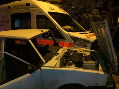 Ambulans İle Otomobil Çarpıştı Açıklaması 4 Yaralı