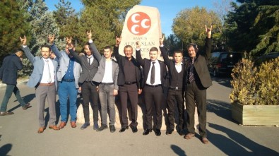 Burhaniye MHP İlçe Teşkilatı Türkeş'in Mezarını Ziyaret Etti