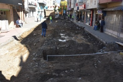 Edremit'te Çayiçi Caddesi Yenileniyor