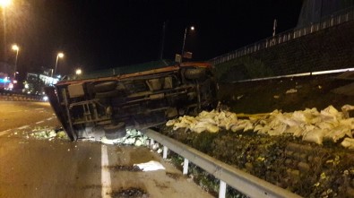Kamyonet Bariyerleri Yıkarak E-5'E Uçtu Açıklaması 1 Yaralı
