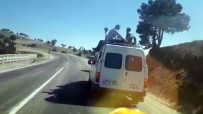 Minibüsün Üstünde Tehlikeli Yolculuk