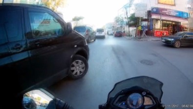 (Özel) Ümraniye'de Motosikletin Minibüse Çarptığı Anlar Kamerada
