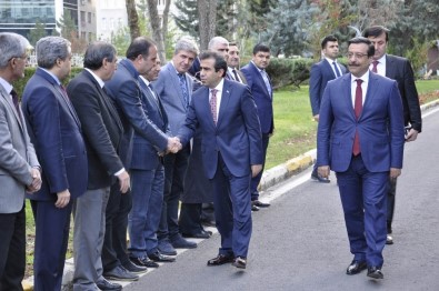 Vali Güzeloğlu'ndan Başkan Atilla'ya Ziyaret
