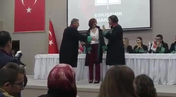 Eskişehir Barosu'nda el sıkma kavgası