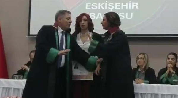 Eskişehir Barosu'nda el sıkma kavgası