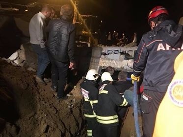 Batman'da 2 katlı ev çöktü