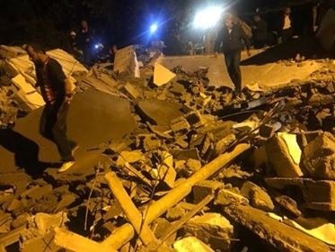 Batman'da 2 katlı ev çöktü