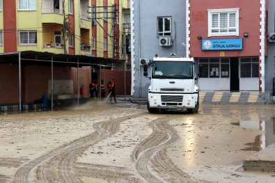 Akdeniz Belediyesi, Yağmur Ve Doludan Etkilenen Vatandaşların Yardımına Koştu