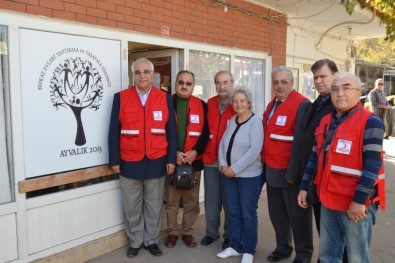 Ayvalık'ta Türk Kızılay'ından Şefkatli Ellere Anlamlı Ziyaret