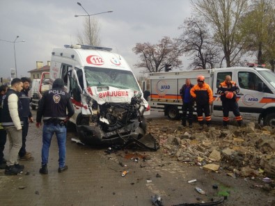 Erzurum'da Ambulans Traktörle Çarpıştı Açıklaması 7 Yaralı