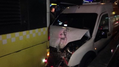 Hat Güvenliği Sağlayan Araç Metrobüse Arkadan Çarptı Açıklaması 1 Yaralı
