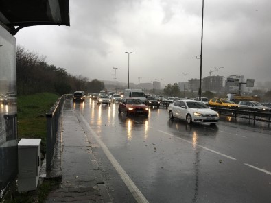 İstanbul'da hava karardı, yağmur başladı
