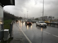 SAĞANAK YAĞMUR - İstanbul'da hava karardı, yağmur başladı