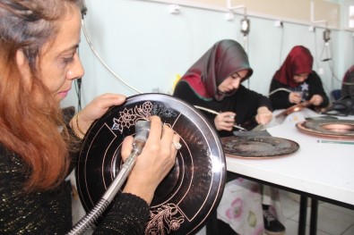 Örnek Kadınlar Hem Evlerine, Hem Eğitime Destek Oluyor