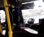 OTOBÜS ŞOFÖRÜ - Otobüs Şoförü Yolculara Bıçak Çekti