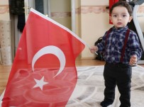 1,5 Yaşındaki Çocuğun Türk Bayrağı Sevgisi