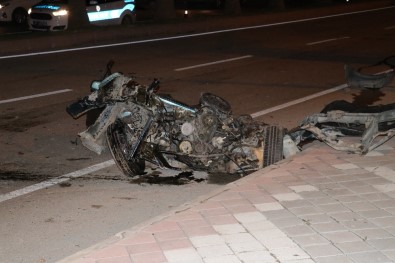 Ağaca Çarpan Araç İkiye Ayrıldı Açıklaması 5 Yaralı