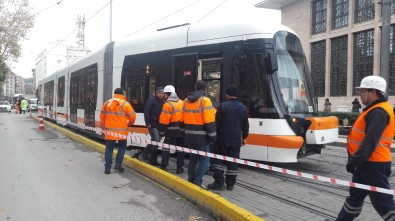 Eskişehir'de Tramvay Raydan Çıktı, Ulaşım 2 Saat Durdu
