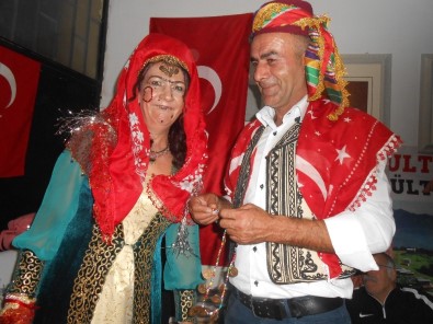 Türkmen Usulü ''Görücü Usulü Kız İsteme'' Oyununu Sahnelediler