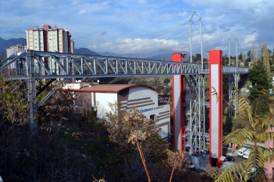 8 Yılda Mahalleleri Asansör Ve Yaya Köprüleri İle Birleştirdi