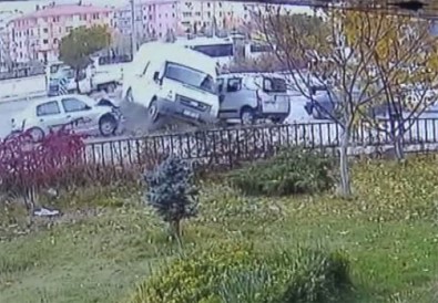 Ankara'da Öğrenci Servisi Kaza Yaptı Açıklaması 4 Yaralı