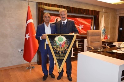 Başkan Sungur'a Bayrak Hediyesi